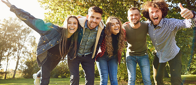 2023_Freiwilligendienste Freiwilligendienste Stock junge Menschen Natur lachen