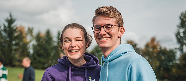 2023_Teamer*innen zwei junge Menschen lachen zusammen in der Natur begleiten Jugend Freizeit