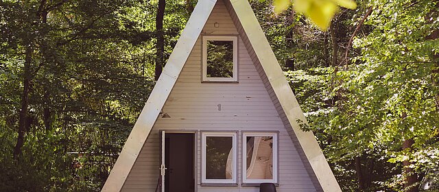 2023_Spielberg_Schlafhaus Haus Häuschen Wald Herbst gemütlich Unterkunft Ferien