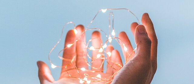 2023 Netzwerk Zukunft Lichterkette Lichterkette Wissen Draht Bildung