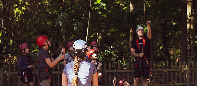 2023_Hochseilgarten_Ausbildung Hochseiilgarten Klettern junge Menschen Helm