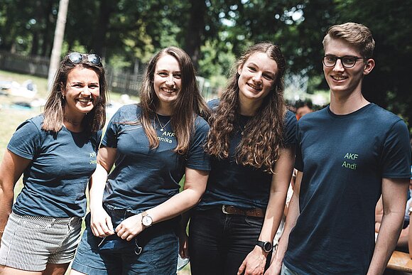Jugendwerk Karlsruhe AKF  vier junge Menschen nebeneinander