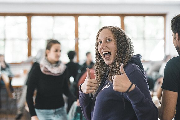 Jugendwerk Karlsruhe junge Frau mit Daumen hoch