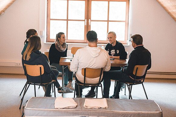 Jugendwerk Karlsruhe Modul junge Menschen im Stuhlkreis