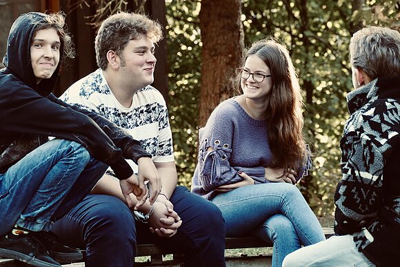 Jugendwerk Karlsruhe Modul junge Menschen sitzen im Freien