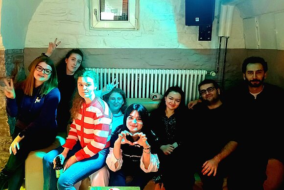 ESC_About_Cave junge menschen im Partykeller CAVE