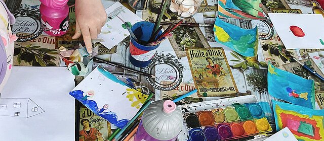 Bunte Bastelmaterialien Bunte Bastelmaterialien